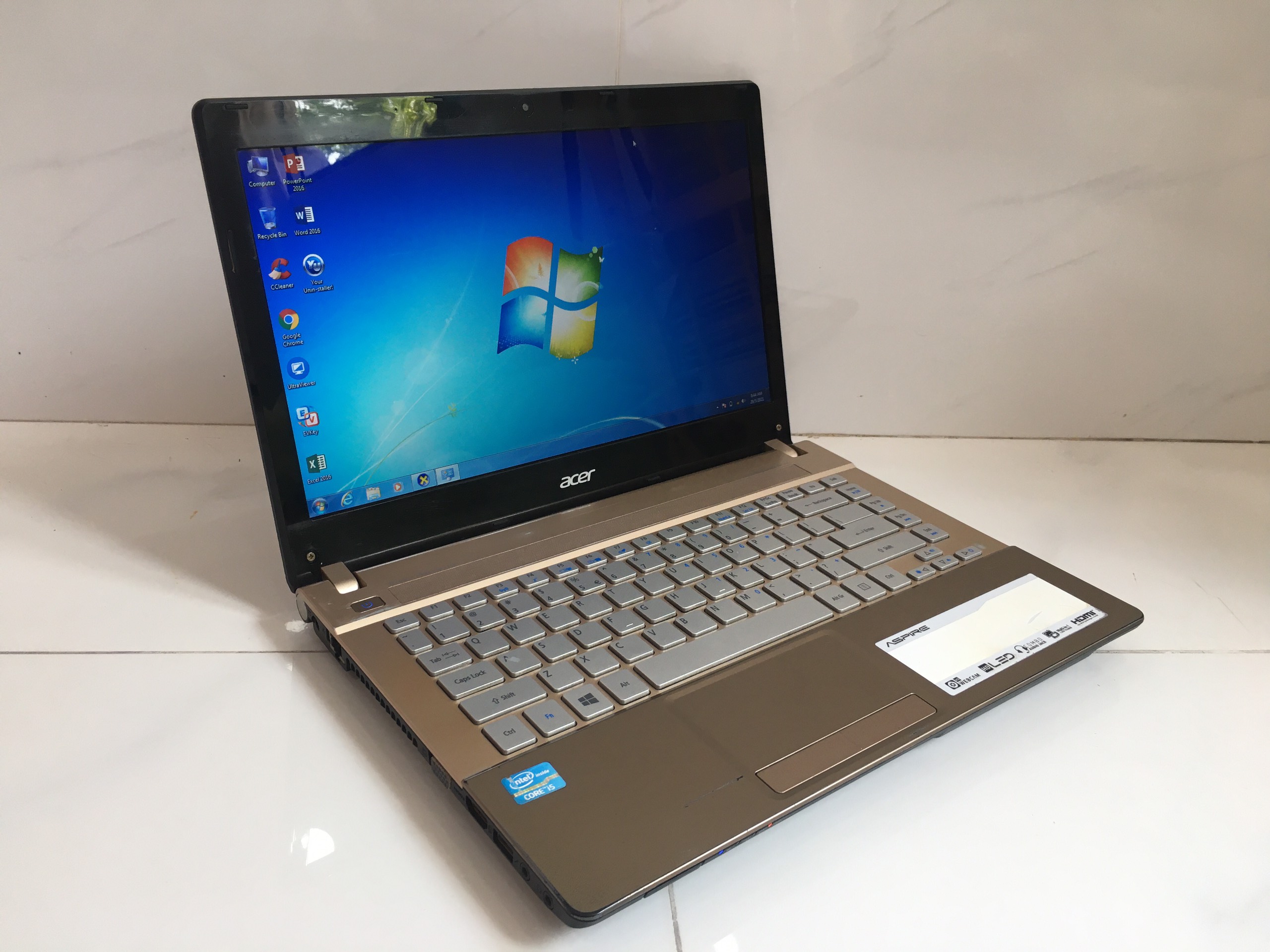 Acer Aspire E1 431 có thiết kế sang trọng với màn hình 14 inch